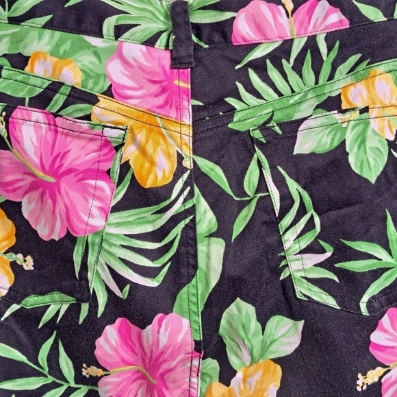 Lauren Ralph Lauren Hawaiian Floral Black Cropped Pants - Picture 5 of 6